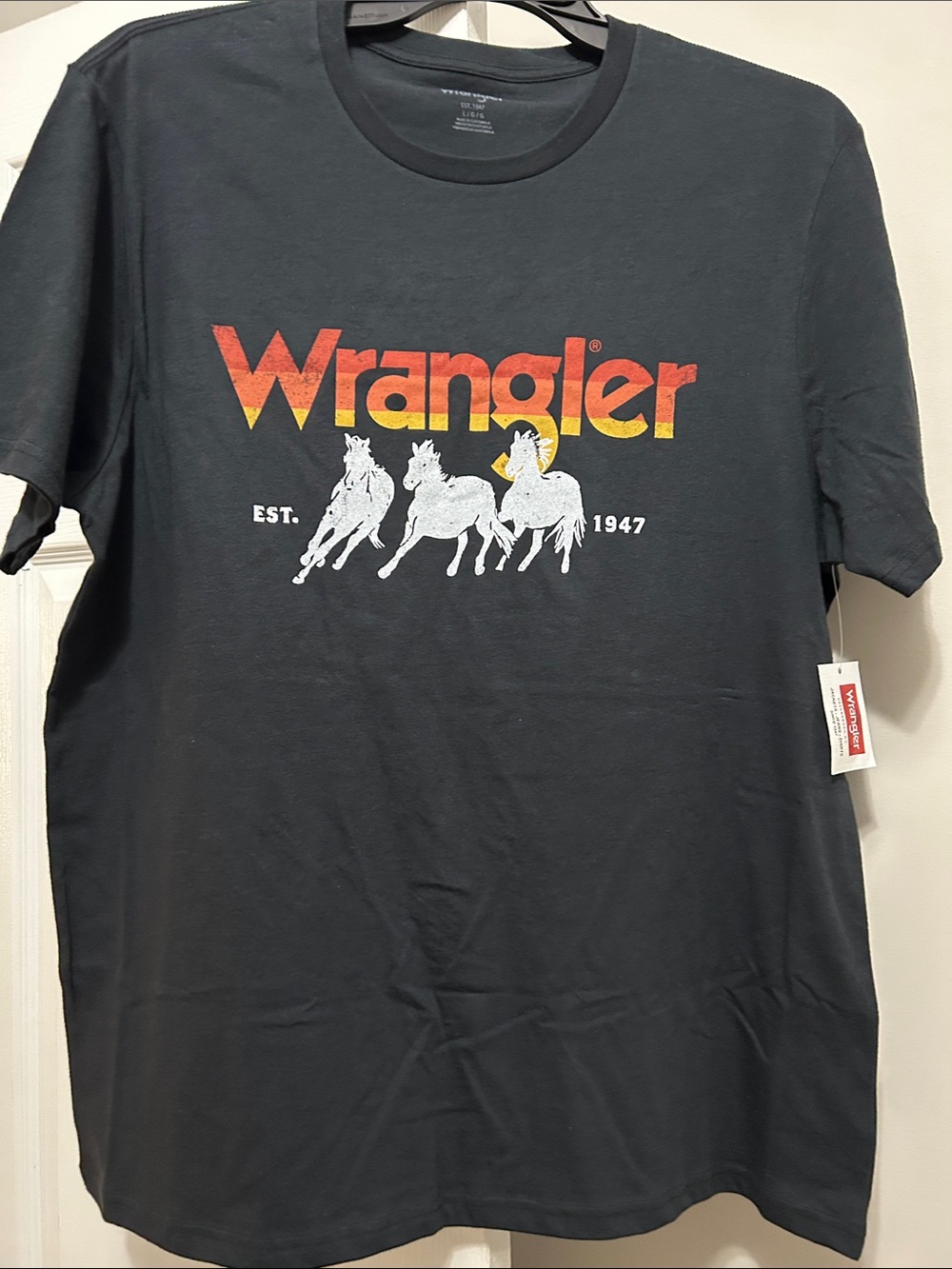 Wrangler Black Short-Sleeve Tee with Gradient Logo $3 in 💕5/$15 - Picture 3 of 4